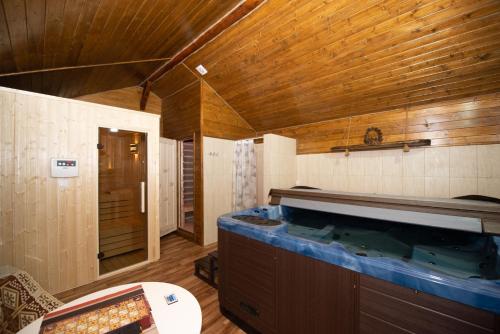 un gran acuario en una habitación con techo de madera en Casa Teo&Andreea en Vatra Dornei