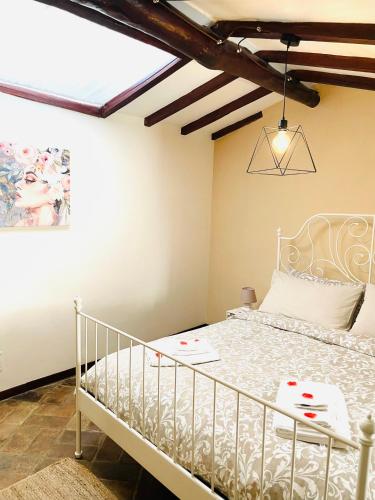 1 dormitorio con 1 cama blanca en una habitación en La Casa dell'Arco en Vitorchiano