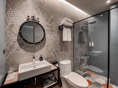 嘉義市的住宿－嘉義輕行旅 ，一间带水槽、卫生间和镜子的浴室