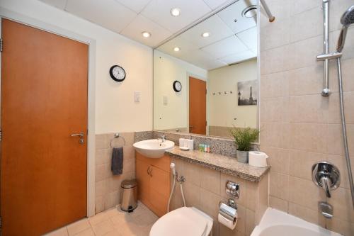 Lovely 1 Bedroom Apartment in Greens - ADN 욕실