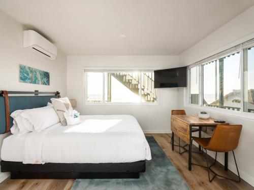 1 dormitorio con cama y escritorio en The Marbella, en Oceanside