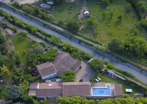 Bazén v ubytování Chambres d'Hôtes Chez Cécile à Lagnes nebo v jeho okolí