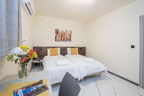 Postel nebo postele na pokoji v ubytování Atlantis Holiday Suites