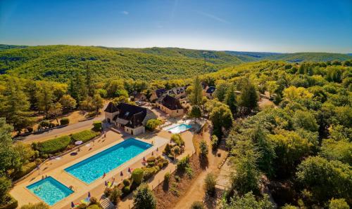 una vista aérea de una casa con 2 piscinas en Domaine de La Paille Basse en Souillac