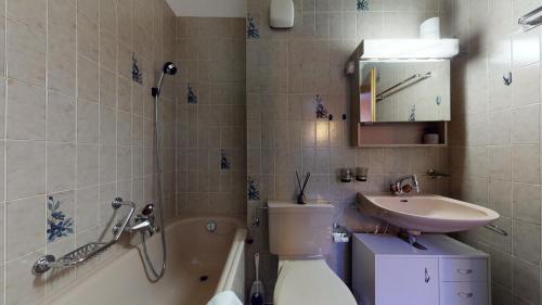 y baño con lavabo, aseo y bañera. en Beautiful 2 bedrooms apartment, perfectly located in Saillon, en Saillon