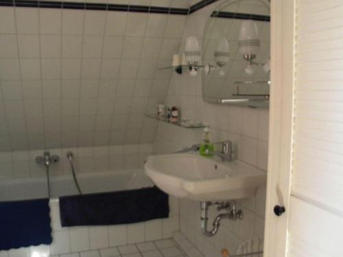 a bathroom with a sink and a bath tub at Fanö Huset in Boren