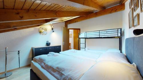 1 dormitorio con 1 cama grande con sábanas blancas en Beautiful 2 bedrooms apartment, perfectly located in Saillon, en Saillon