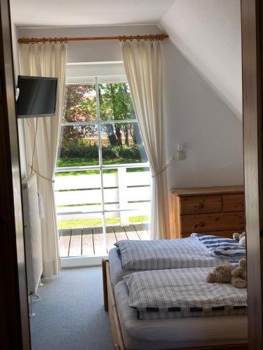 a bedroom with two beds and a large window at Penaten in Boren