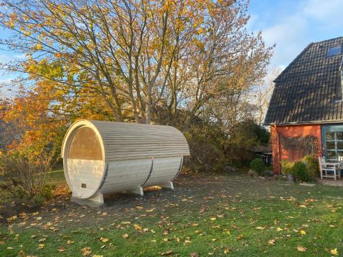 a boat sitting in a yard next to a house at Schlei-Garten in Ulsnis