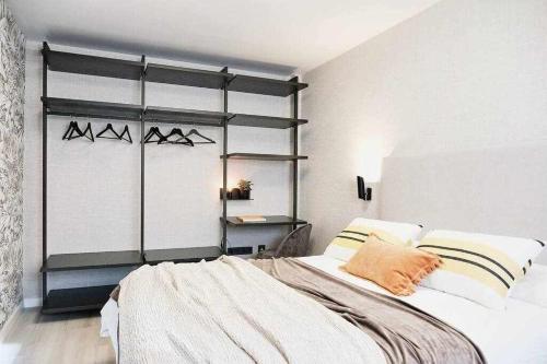 a bedroom with a large bed with a black and white bed frame at Apartamento alameda in Pontevedra