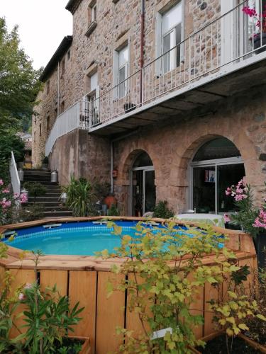 une maison avec piscine devant un immeuble dans l'établissement GÎTE AU TILLEUL pour 8 personnes, à Mariac
