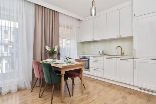 Kuchyňa alebo kuchynka v ubytovaní Apartments Dmowskiego Kępa Mieszczańska by Noclegi Renters