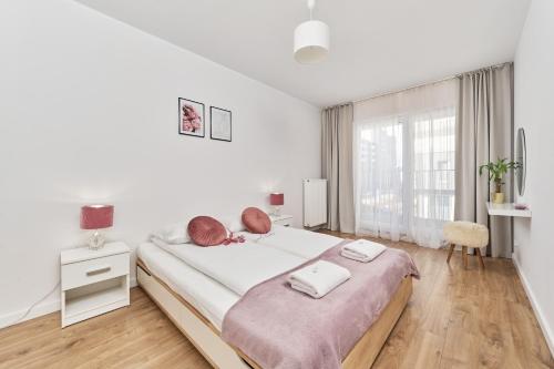 Posteľ alebo postele v izbe v ubytovaní Apartments Dmowskiego Kępa Mieszczańska by Noclegi Renters