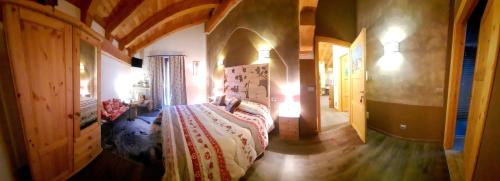 アオスタにあるLa locanda del Mulinoのベッドルーム1室(ベッド1台付)