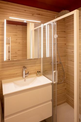 une salle de bain avec un lavabo et une douche dans l'établissement Super Cannes Sea Side, à Vallauris
