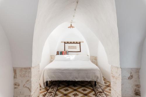 ein Schlafzimmer mit einem Bett in einem Torbogen in der Unterkunft Casa Graziella con Terrazza Panoramica by Wonderful Italy in Ostuni
