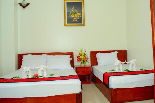 two beds sitting next to each other in a room at Truong Ca Hotel in Phan Thiet