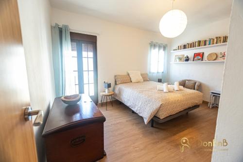 1 dormitorio con 1 cama y 1 mesa en una habitación en Apartamento en Ronda Ocho Caños con Wifi, en Ronda