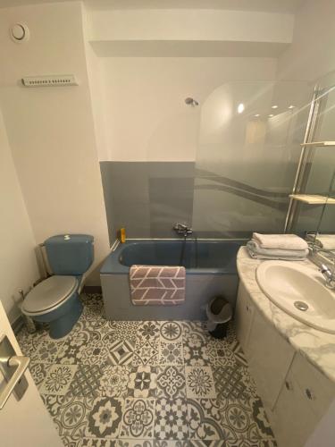 a bathroom with a tub and a toilet and a sink at Apartment Viktor II in Vinon-sur-Verdon