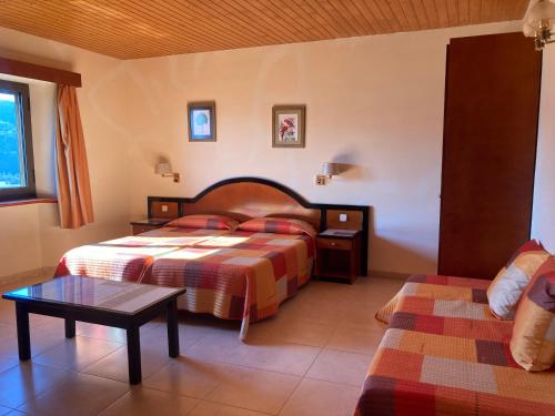 Un pat sau paturi într-o cameră la Mas Espuella