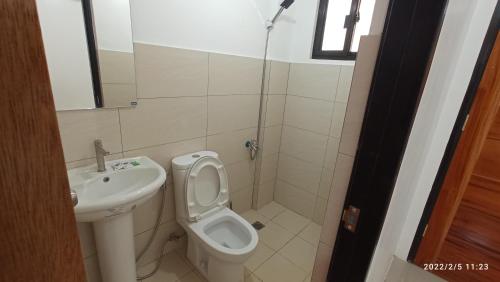 The Palines Aparthotel near Palazzo Verde Evia Alabangにあるバスルーム
