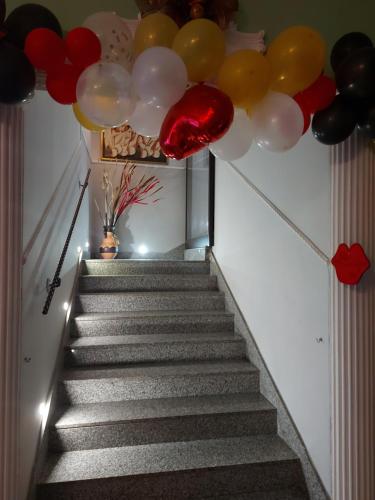 a staircase with balloons and a bunch of balloons at Hotel Caribe in Casalnuovo di Napoli