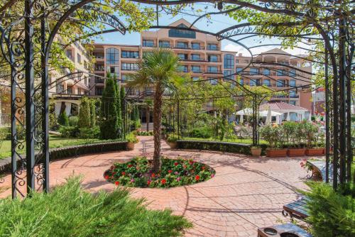 Κήπος έξω από το Hotel & SPA Diamant Residence - All Inclusive