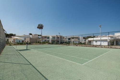 a tennis court with a net on top of it at Radisson Blu Resort Al Hoceima in Al Hoceïma