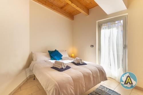 1 dormitorio con 1 cama con 2 toallas en Mariquita - Appartamento fronte mare a Silvi, en Silvi Marina