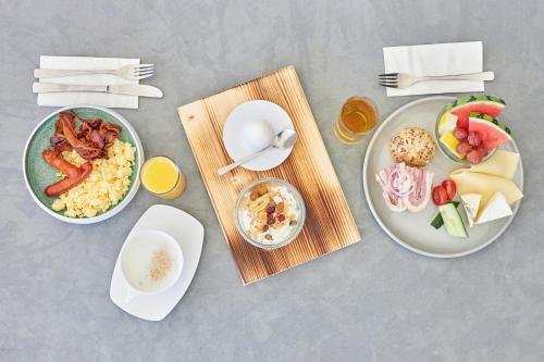 斯卡恩斯盖恩七彩酒店的桌子上摆满了食物的盘子和碗