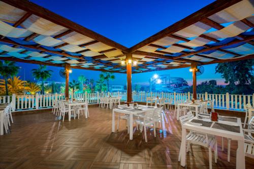 Reštaurácia alebo iné gastronomické zariadenie v ubytovaní Bera Alanya Hotel - Halal All Inclusive
