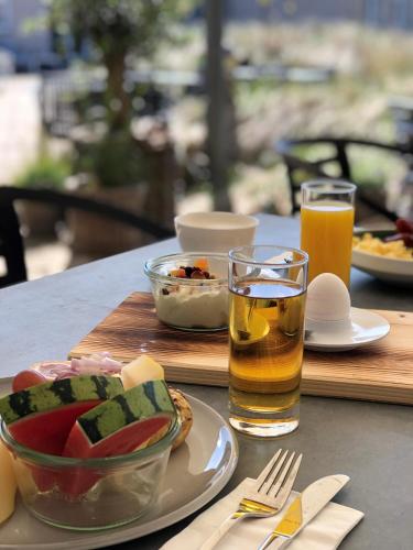 斯卡恩斯盖恩七彩酒店的桌子上摆着一盘食物和一杯啤酒