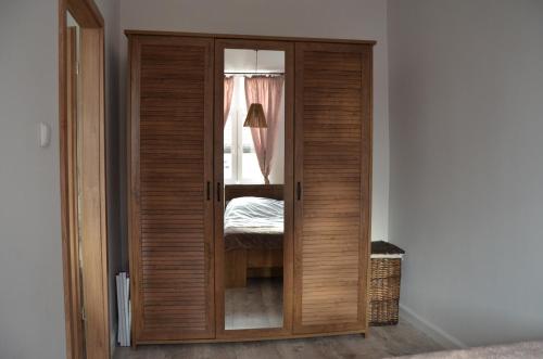 Un pat sau paturi într-o cameră la Apartament Kominkowy przy Parku