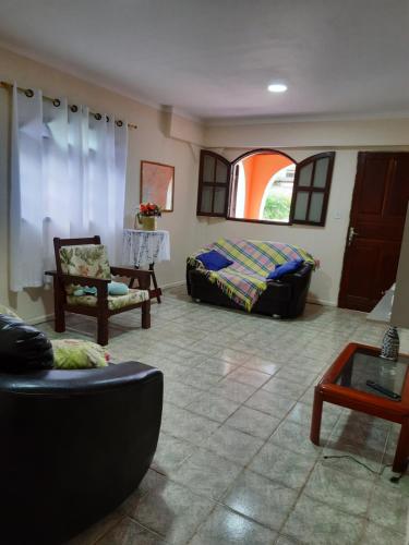 Praia Vermelha的住宿－Casadateca，客厅配有沙发和桌子