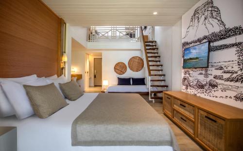 Een bed of bedden in een kamer bij Canonnier Beachcomber Golf Resort & Spa