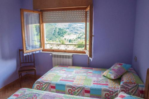 a bedroom with a bed and a window at Hotel Alto de las Estazadas in Canales