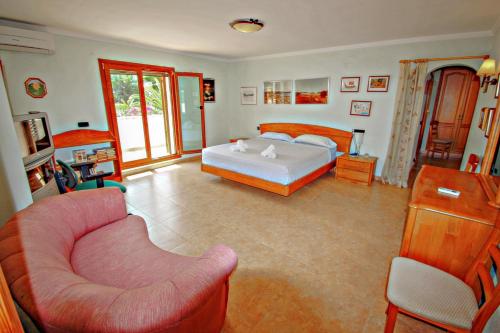 モライラにあるFinca Raiz - modern, well-equipped villa with private pool in Morairaのギャラリーの写真