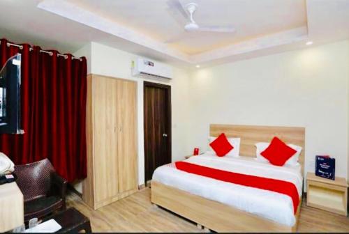Cama ou camas em um quarto em Airport Hotel Golden Bliss Near Delhi Airport