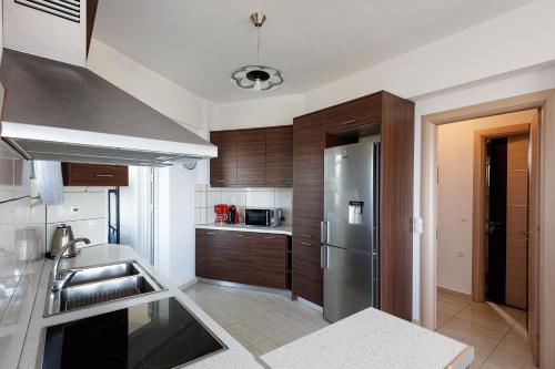 Η κουζίνα ή μικρή κουζίνα στο Vourvahis Seaview Apartments