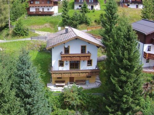 widok z góry na dom w wiosce w obiekcie Chalet in Maria Alm in ski area with sauna w mieście Maria Alm am Steinernen Meer