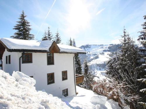 マリア・アルム・アム・シュタイナーネン・メアーにあるChalet in Maria Alm in ski area with saunaの雪山を背景にした建物