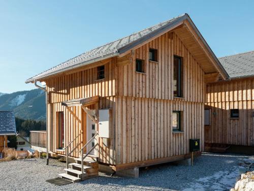 drewniany domek z drzwiami i werandą w obiekcie Chalet in Hohentauern in the ski area w mieście Hohentauern