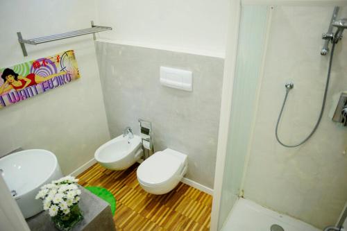 y baño con aseo, lavabo y ducha. en Isola Apartments, en Milán