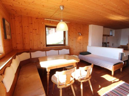 ホップフガルテン・イム・ブリクセンタールにあるChalet in Hopfgarten Brixental in ski areaのベッド、テーブル、椅子が備わる客室です。