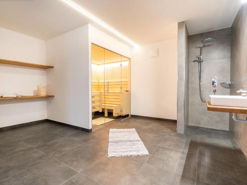 バート・ホーフガシュタインにあるLuxury chalet in Bad Hofgastein with saunaのバスルーム(シャワー、シンク付)