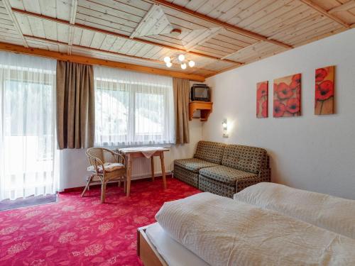 カップルにあるLand on the KPPL mountain chainsのベッド、ソファ、テーブルが備わるホテルルームです。