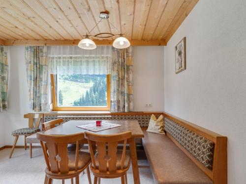a dining room with a table and chairs and a window at Land on the KPPL mountain chains in Kappl