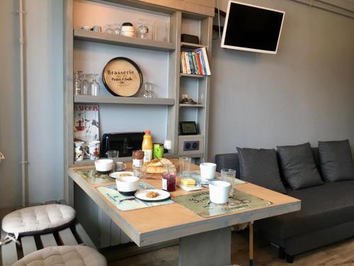 un salon avec une table et un canapé dans l'établissement Les terrasses du château de Murol - Studio 4p au pied du château de Murol, à Murol