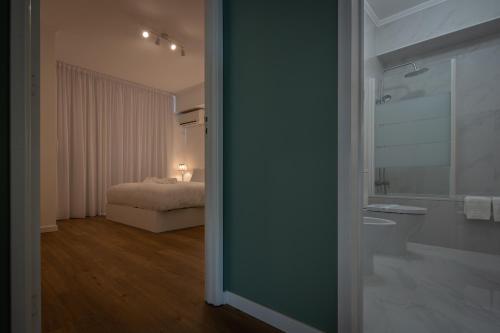 Habitación con 1 dormitorio con 1 cama y baño. en TOI ET MOI DOWNTOWN-Guests speek for us!, en Ponta Delgada