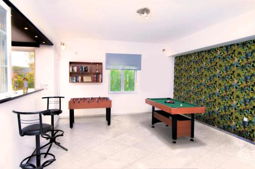 レティムノ・タウンにあるVilla Sea Horizonのテーブル2台と卓球台付きの部屋